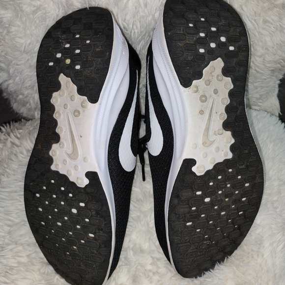 Nike Black and White Athletic Shoes - Picture 6 of 7